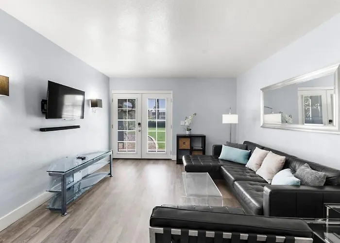 2bd Walk Out To Pool Old Town Paradise
